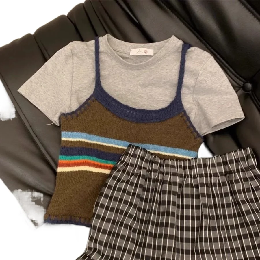 

Летний комплект одежды 2025 г. Серая рубашка с круглым вырезом и короткими рукавами и вязаный красочный жилет, клетчатая юбка, корейский комплект из трех предметов