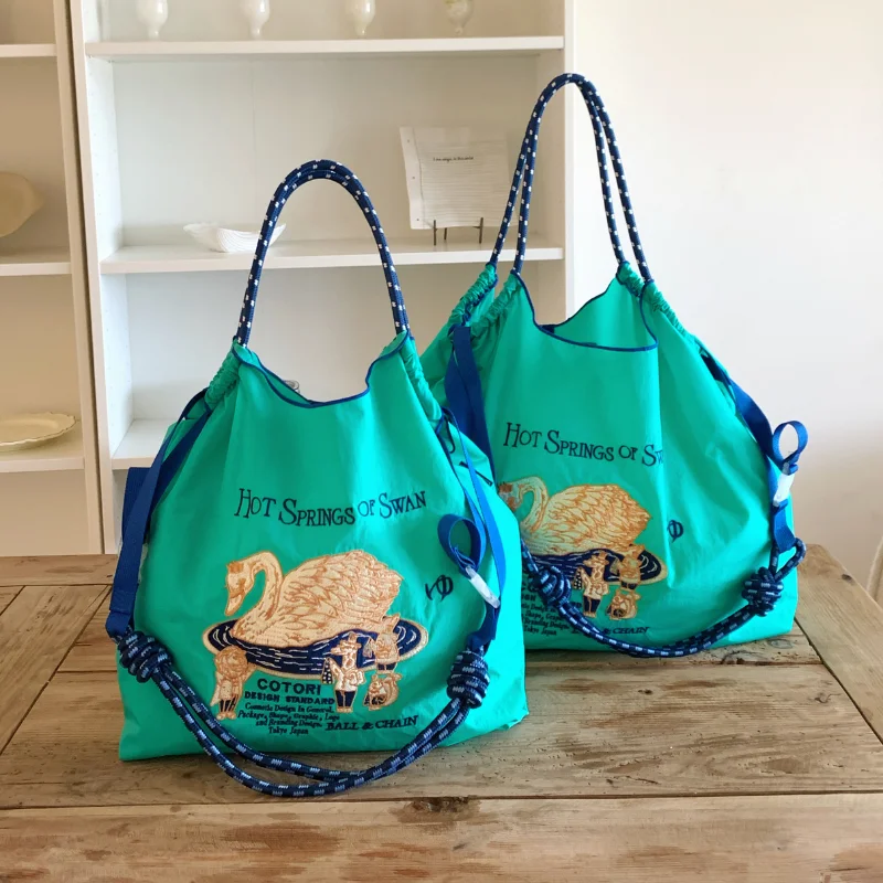 

Женская сумка через плечо нового стиля с вышитым узором в японском стиле в виде лебедя, вместительная сумка для поездок на работу, портативная сумка для покупок, легкая и складная, подходит для шопинга и отдыха.