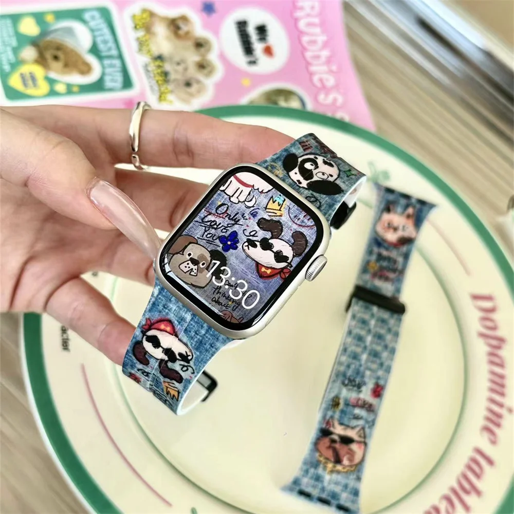 Tie Dye Denim Cartoon Band para Apple Watch, Dog, Cat, Ultra Soft Strap para iWatch, Bonito, 9, 8, 7, 6, 5, 4, 3, 2, SE, 41 milímetros, 49 milímetros, 45 milímetros, 44 milímetros, 42 milímetros, 40 milímetros, 38 milímetros
