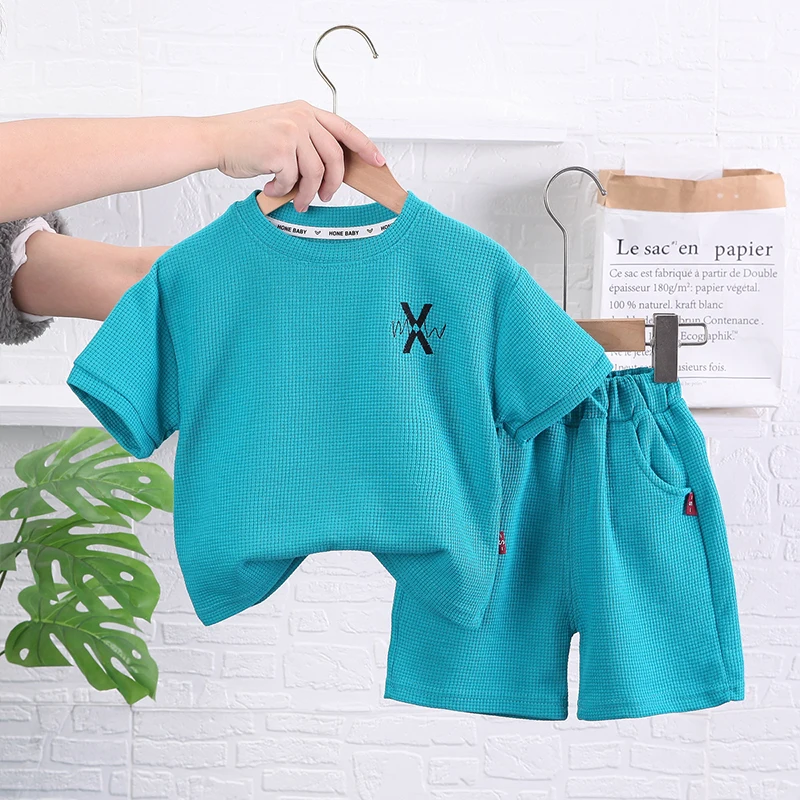 Ensemble de vêtements d'été pour bébé garçon, t-shirt gaufré à manches courtes en coton et short solide, 2 pièces, décontracté, pour enfants de 1 à 5 ans, nouvelle collection