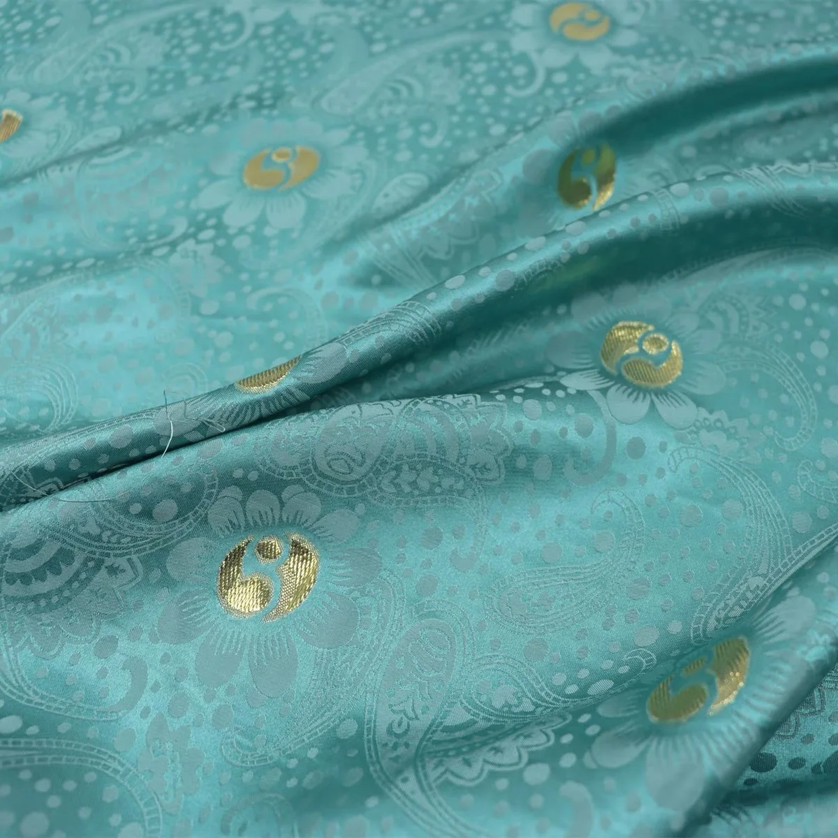 Paisley Pattern Soft Feeling Hot Sale Green Color Flowers Design Good Quality Silk Metallic Fabric for Summer Garment