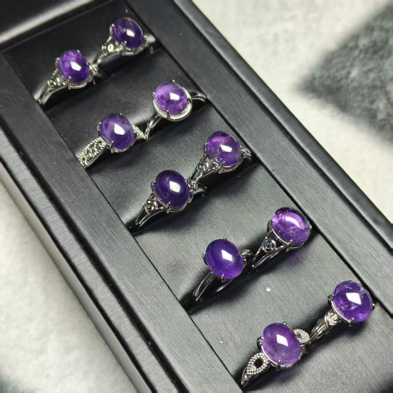 Natürlicher Amethyst-Ring, modisch und luxuriös, mit hochwertigen Verzierungen besetzt, Kristallschmuck, verstellbar, neues Design. – Detail 4