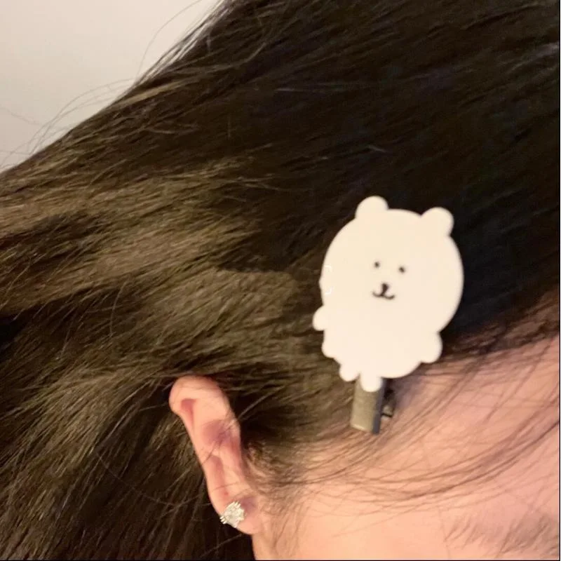قطعتان من مشابك شعر الدب الأبيض اللطيفة - مشابك جانبية أكريليك ولطيفة وحلوة للنساء والنساء - مثالية لموسم الخريف والشتاء