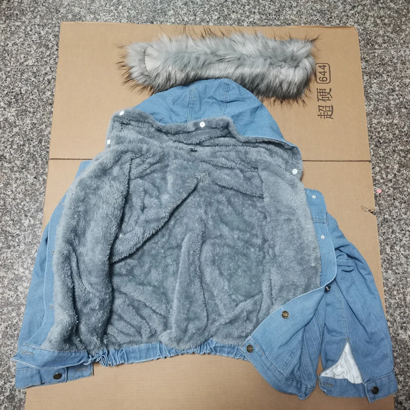 เสื้อแจ็คเก็ตยีนส์แฟชั่นฤดูหนาวสำหรับผู้หญิง แบบมีฮู้ด บุขนหนา พร้อมปกขนสัตว์ถอดได้ เสื้อคลุมกันหนาวบุขนแกะ