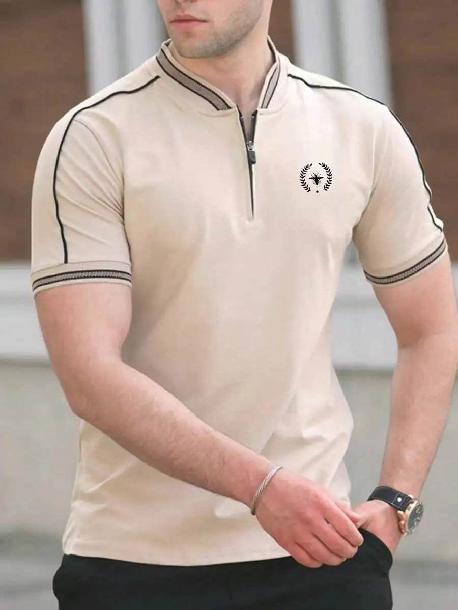 

Мужская бежевая рубашка-поло с воротником на молнии, контрастной отделкой и вышитым логотипом