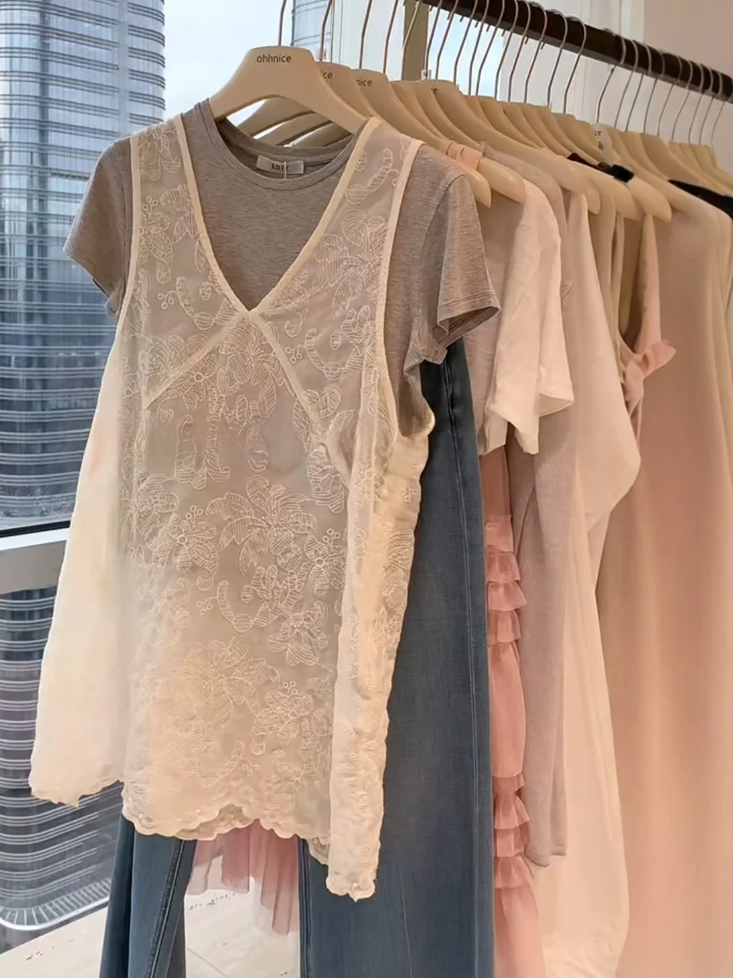 

Chic V-Neck Lace Embroidery Sleeveless Vest Top Summer Fashion Set Women's Mid-Length Two-Piece Suit for Spring And Summer