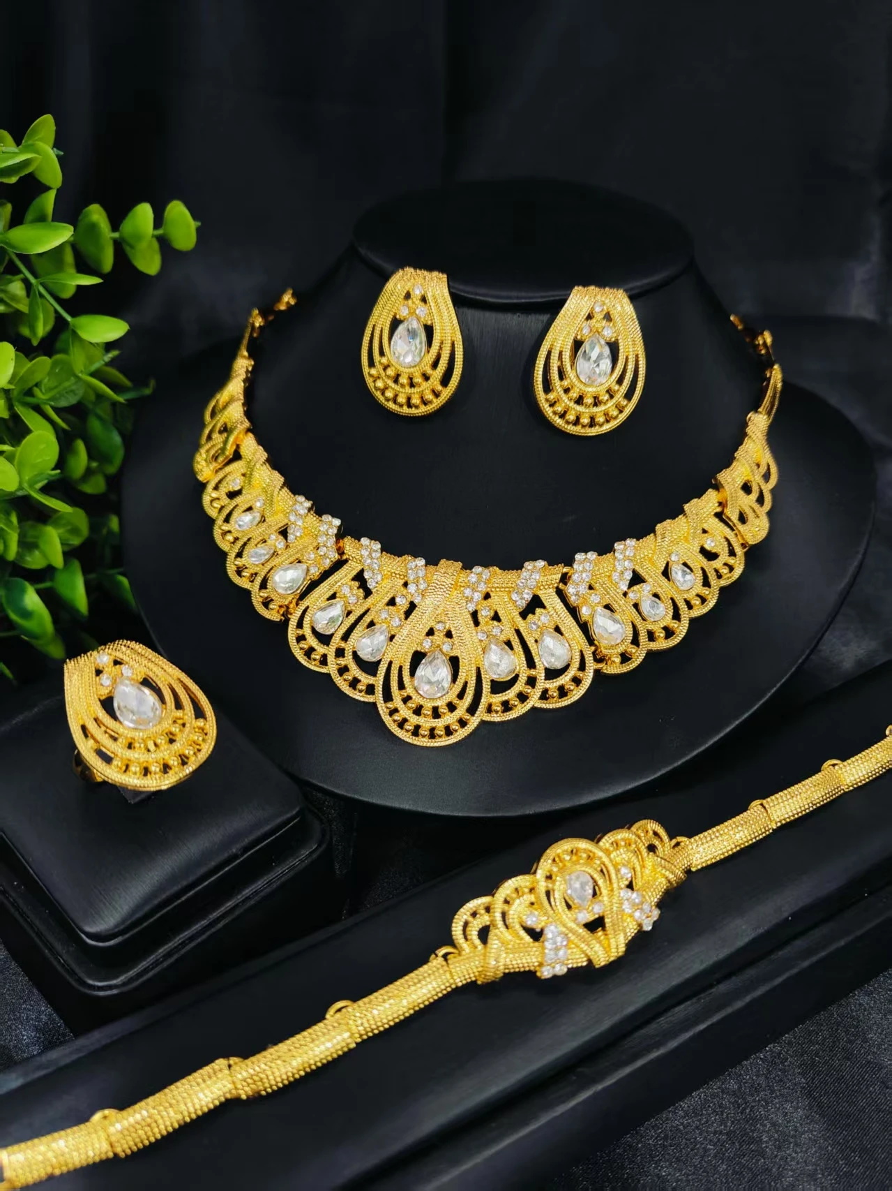 

Dubai 24K Golden Plated Jewelry Set African Women's Banquet Wedding Necklace Set