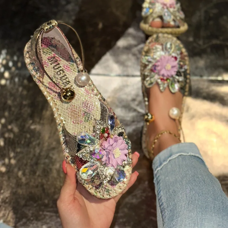 

2026 Summer New Fashion Women Sandals Luxury Crystal Flower Flat Shoes Casual Comfort Round Toe Open Toe Women Designer Sandals