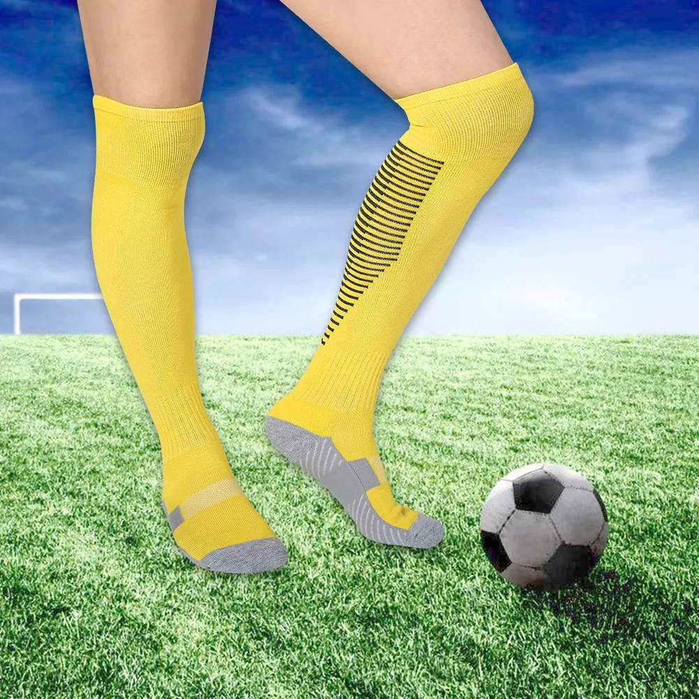 1 زوج مجموعة الرجال كرة القدم كرة القدم الرياضة الركبة عالية المضادة للانزلاق سميكة جوارب أنبوبية أصفر أسود المشارب البوليستر النايلون دنة حجم واحد