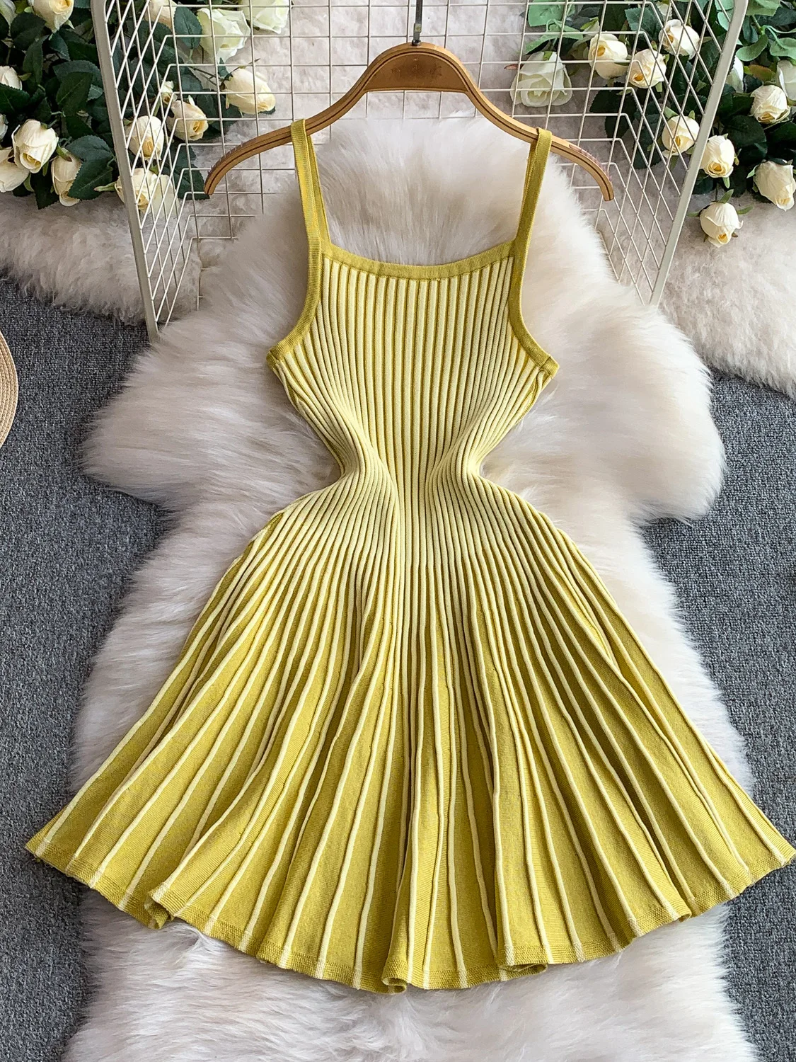 Pure Desire – jupe trapèze tricotée à bretelles pour femmes, taille haute, motif à rayures, effet amincissant, été 2025