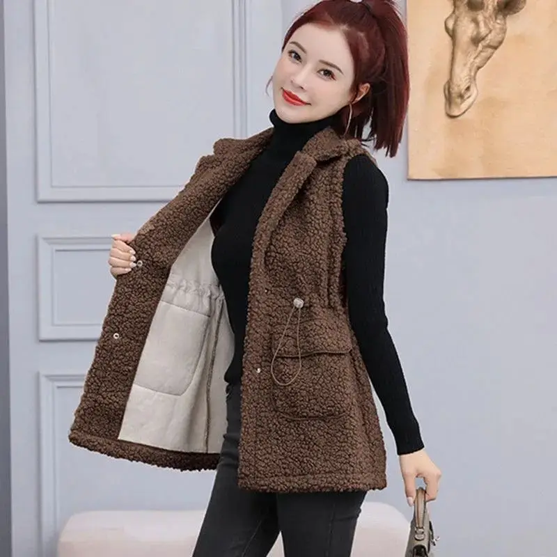 

2026 Arrival Women's Lamb Wool Medium Long Grain Leather Fur Bonded Bolero Vest Jacket Waist Youthful Style for Autumn Winter