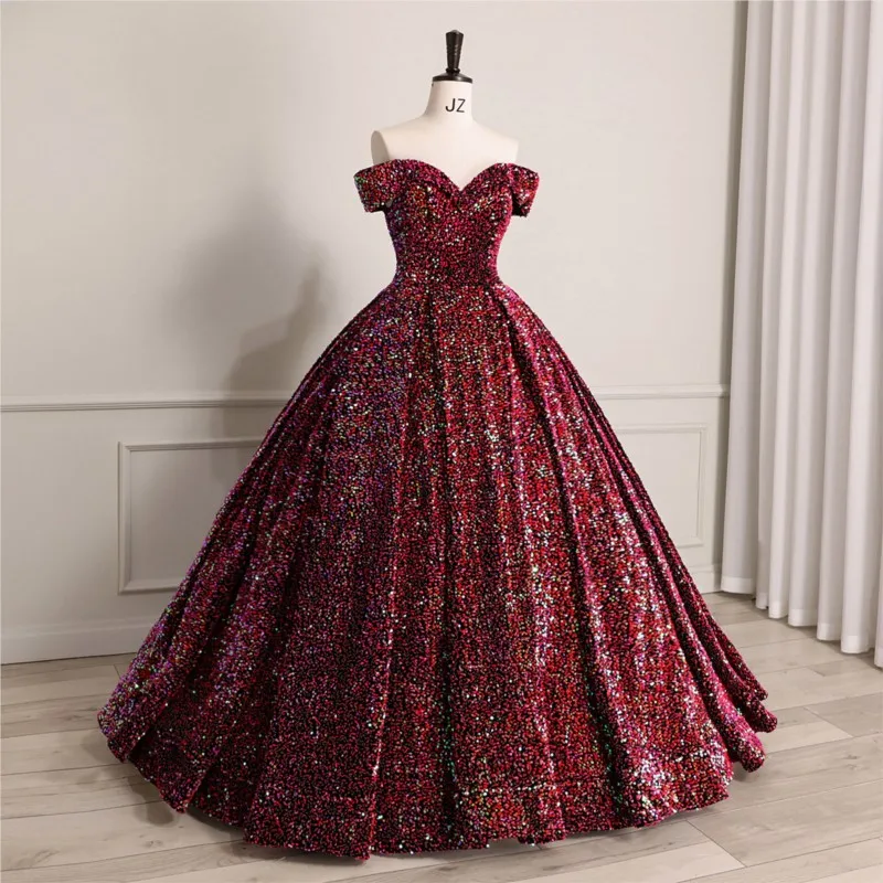 Olśniewająca czerwona, puszysta sukienka do występów artystycznych na toastach.