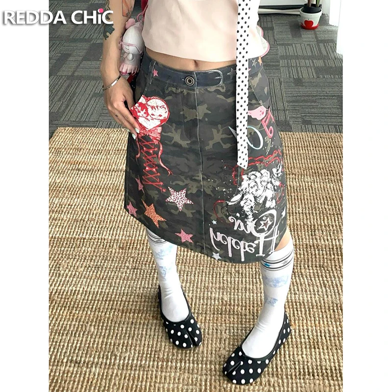 

ReddaChic Petite женская камуфляжная юбка с граффити Gyaru Y2k Star цифровой принт с разрезом трапециевидной формы длиной до колена летняя юбка в стиле ретро