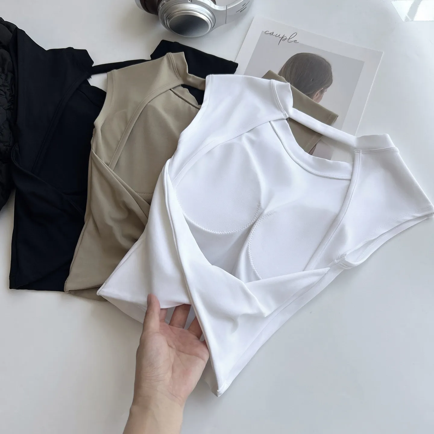 Yoga-Fitness-Weste mit niedriger Intensität, rückenfreies, kurzes Sport-T-Shirt, sexy, figurbetontes Top mit festen Cups, kurze Ärmel, T-Shirts für Damen – Detail 5