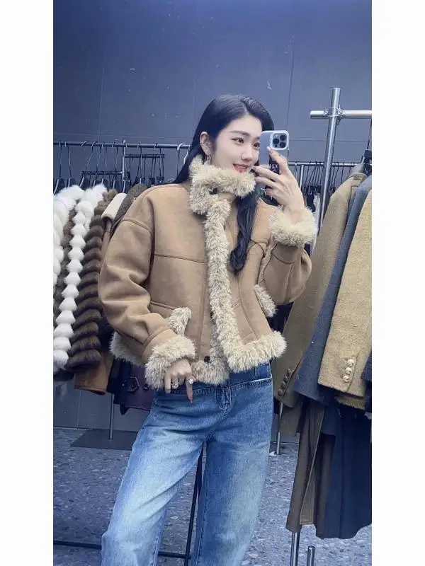 Jaqueta Feminina com Design Exclusivo de Recortes, Moda Primavera, Toque Premium, Algodão, Couro e Pele Integrados, Estilo Urbano Moderno, Casual com Gola Alta