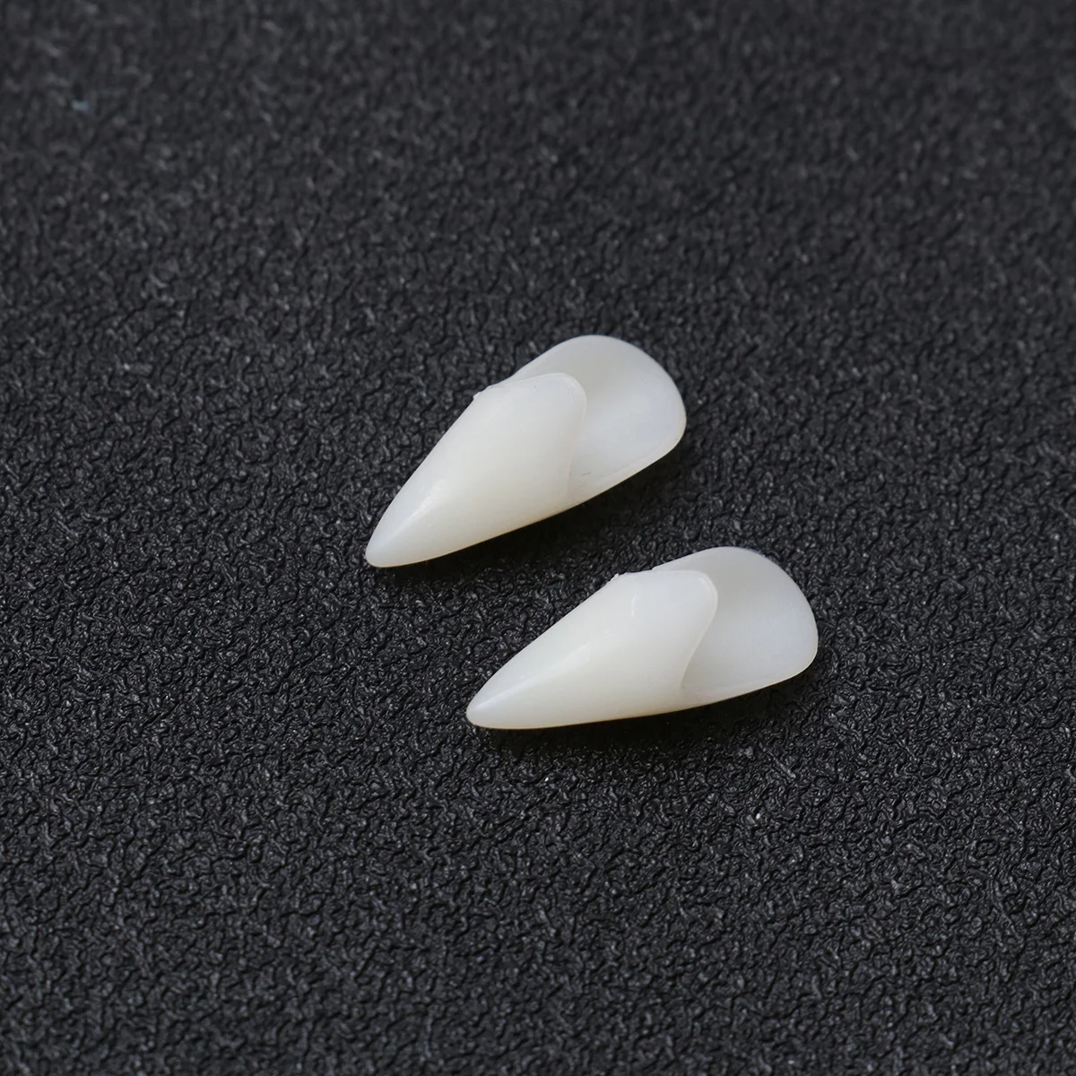 

3Pairs Cosplay False Teeth Halloween Fangs Resin Horror Props for Costume Party Scary Dentures Shape 1.9cm Box