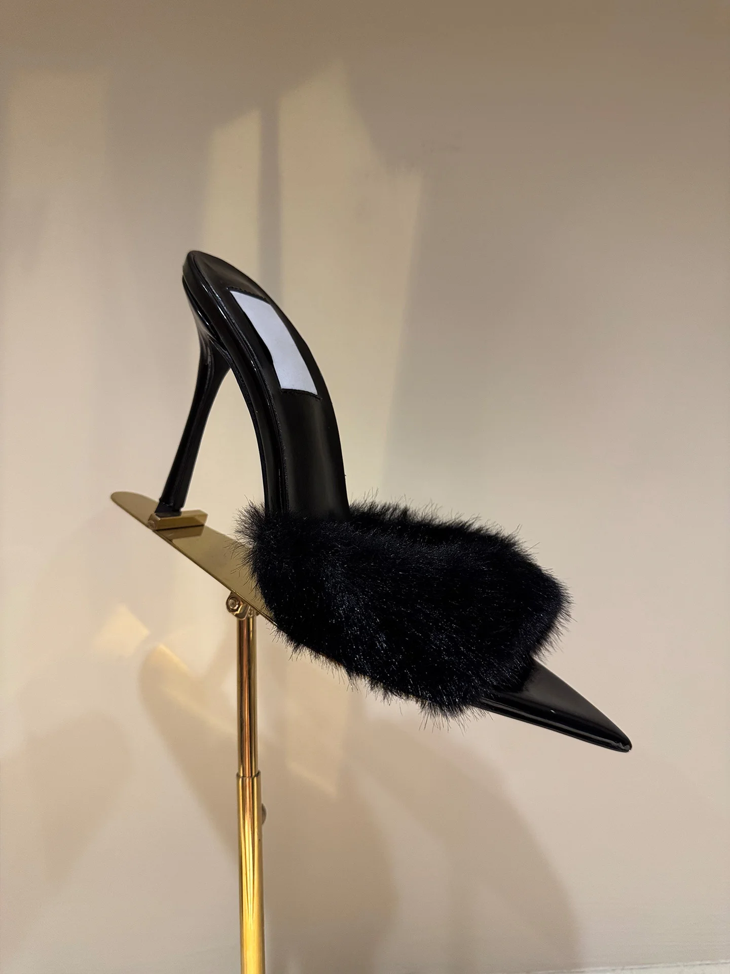 

2025 женские меховые декоративные лаковые кожаные шлепанцы на высоком каблуке-шпильке с острым носком, вечерние модельные туфли премиум-класса