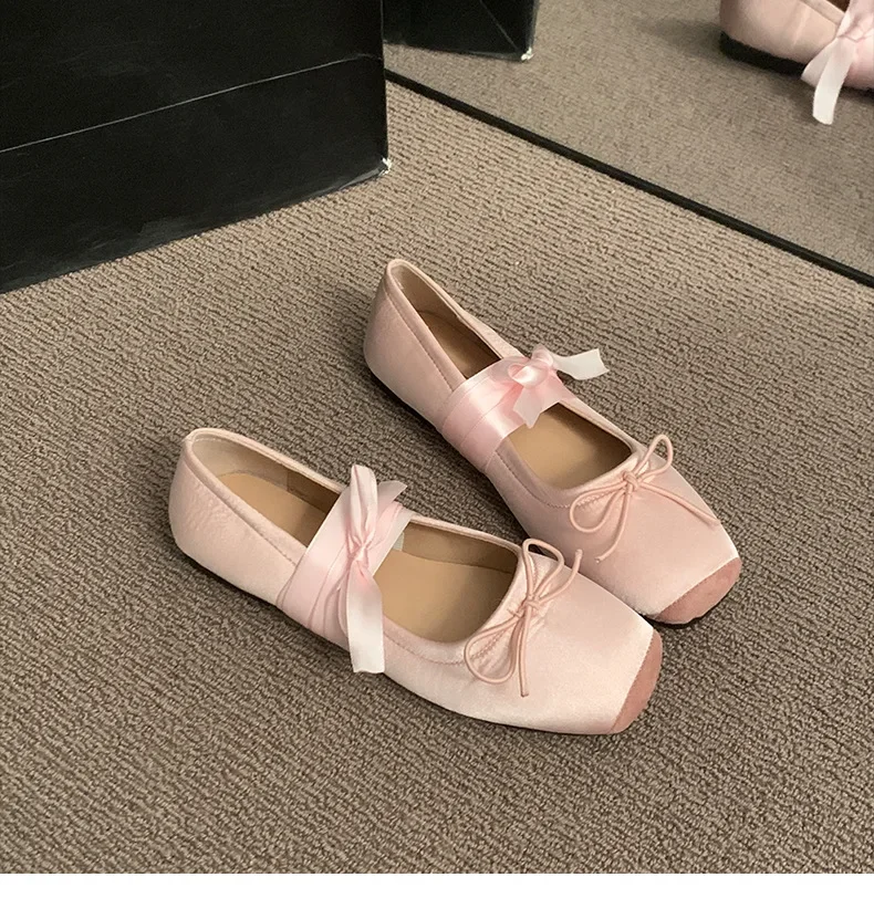 Designer-Kreuzriemen-Damenschuhe im Mary-Jane-Stil, modische Schuhe mit eckiger Zehenpartie und Schleifenverzierung, bequeme Damen-Ballerinas. – Detail 19