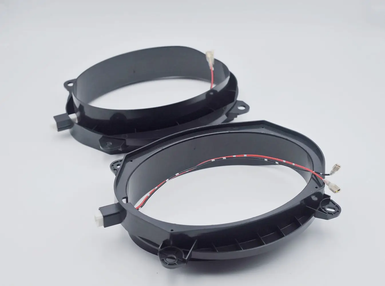 Compatible with door panels of CAMRY, HIGHLANER, CROWN, and LEXUS models. 6X9 speaker pads can be seamlessly inserted.