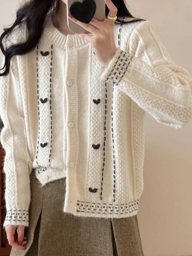 

Модный милый универсальный кардиган с длинным рукавом, однобортный свитера с вышивкой в виде сердца, новинка 2025 года, вязаные топы, дизайнерская женская одежда