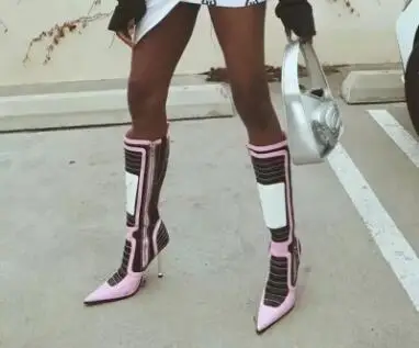 Botas Altas de Motociclista de Cuero Mate con Parches Rosa, Blanco y Negro, para Mujer, con Punta en Pico, Tacones Finos Plateados, Botas Largas de Pasarela