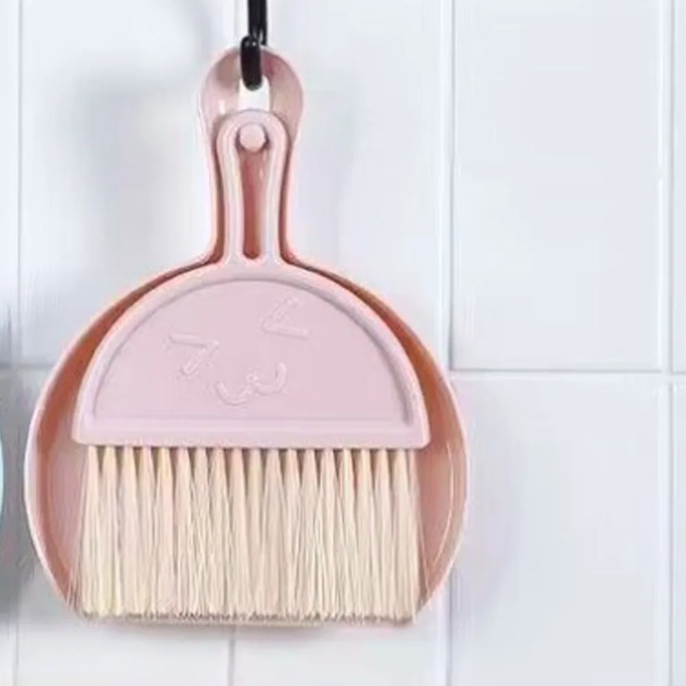 2pcs Mini Hangable Design Broom Dustpan Set Smile Face Pattern Handheld Handheld Broom Set Mini Cleaning Kit Pet Cleanup