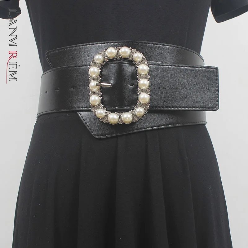 

[LANMREM] Pu Leather White Pearl Buckle Irregular Wide Belt Personality Women New Fashion Tide All-match Spring New 2025