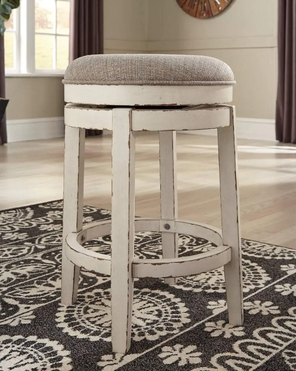 Design von Ashley Realyn French Country 24 "rücken freier drehbarer Barhocker mit Gegen höhe, weiß abgebrochen