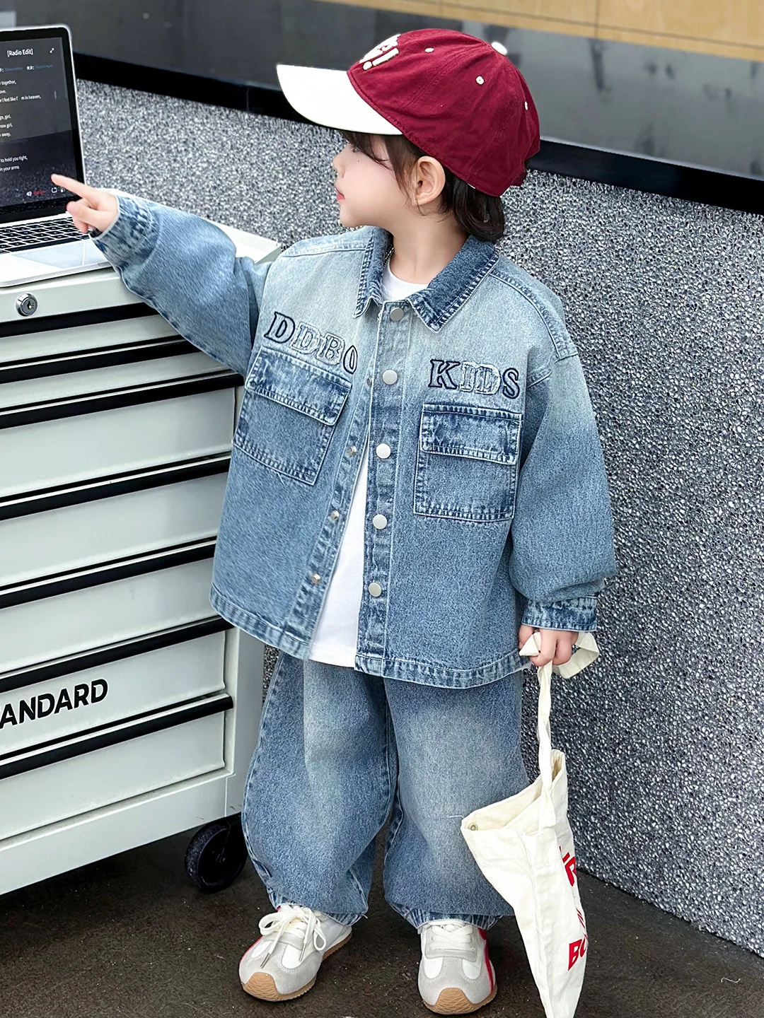 

Весенне-осенний джинсовый комплект для мальчиков: прямые брюки и куртка с длинными рукавами из смесового хлопка, повседневная спортивная одежда для подростков