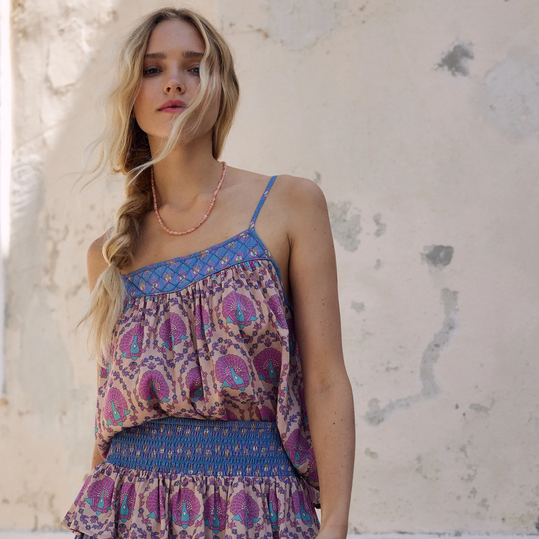 

Женская одежда больших размеров для свежих и легких каникул, фиолетовый топ на бретельках с цветочными рюшами и синими бретелями, полный образ в стиле бохо с бусинами