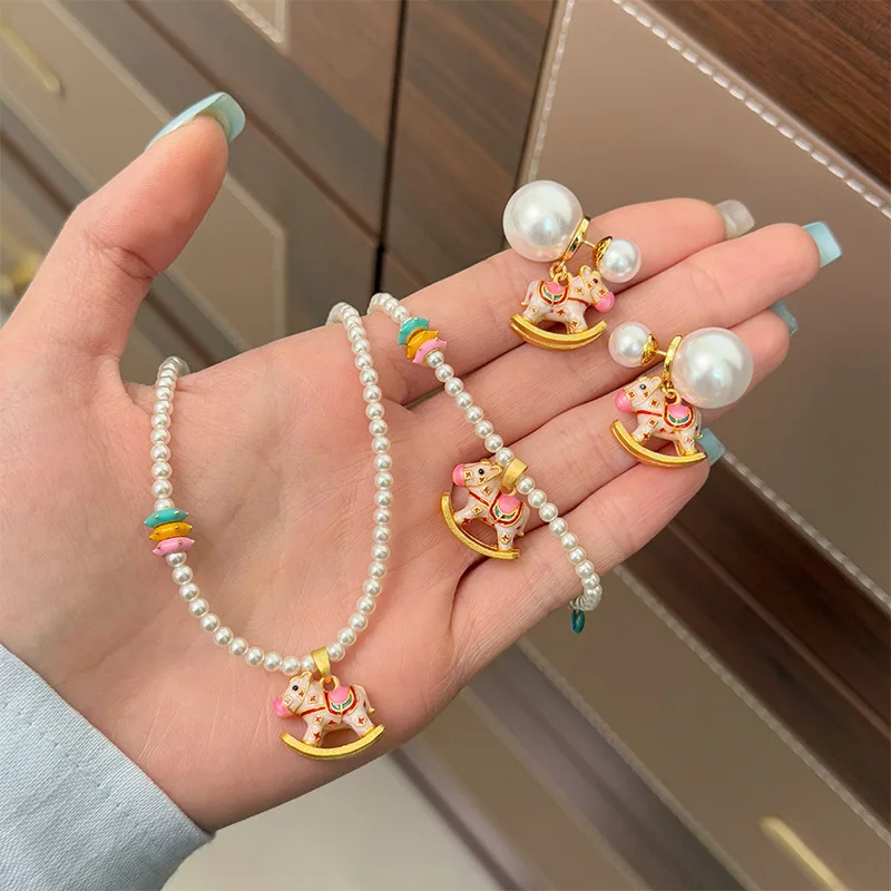 

Fresh Versatile Fashion Temperament Pink Oil-dropping Rocking Horse Pearl Strand Necklace Light Luxury High-end Collarbone Chain