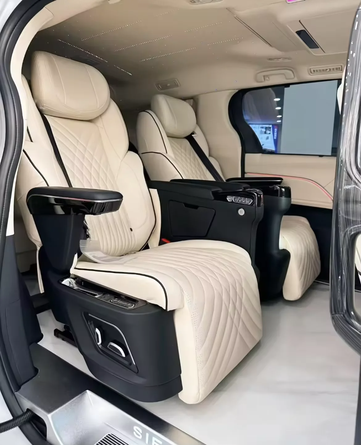 

Car Body Kit with 8cm Height Increase Includes Interior Height and Large Roof Modification