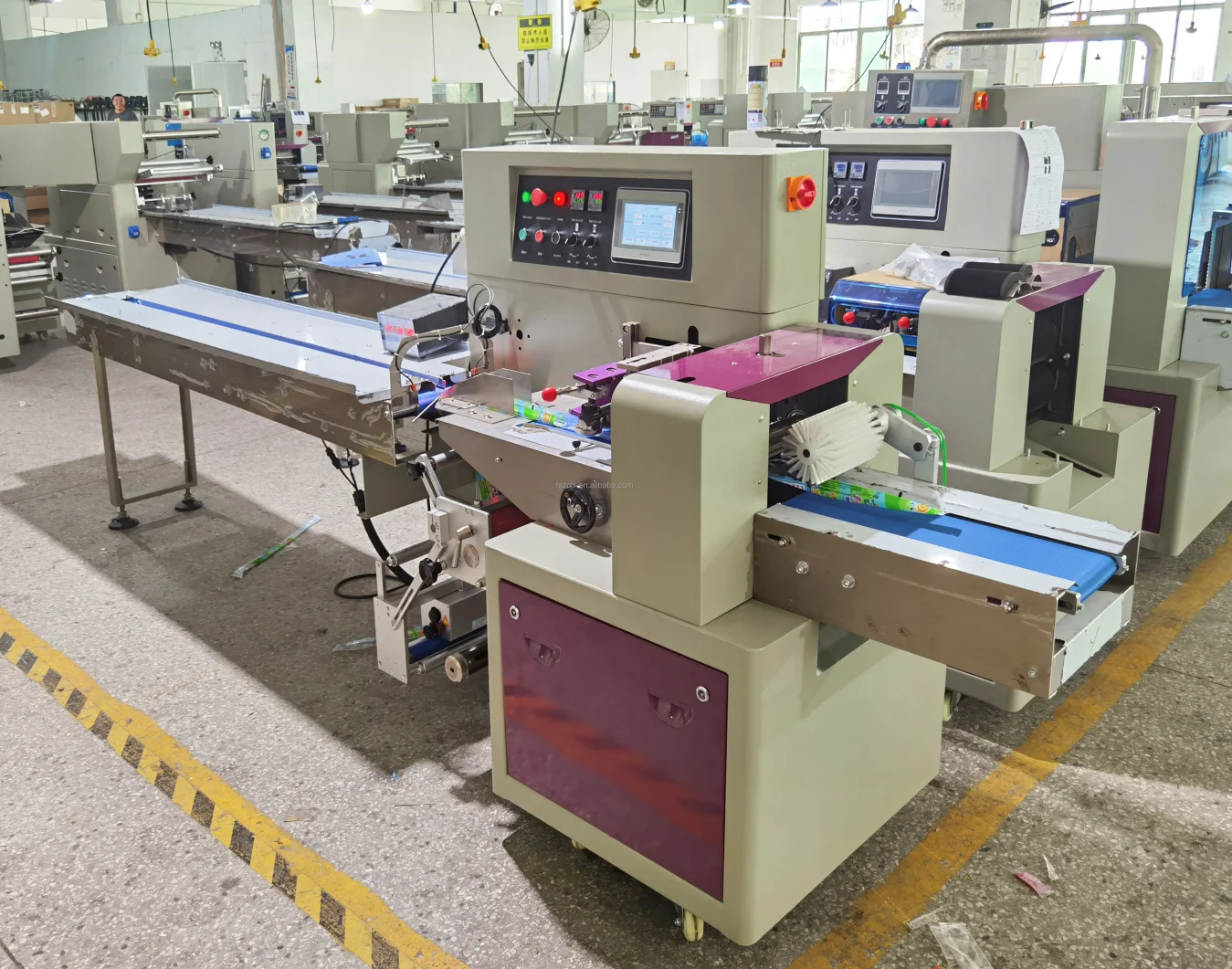 自動フローパック包装機 フェイシャルティッシュ プラスチック包装機 ナプキンペーパーティッシュ ソフトパックシーリングマシン