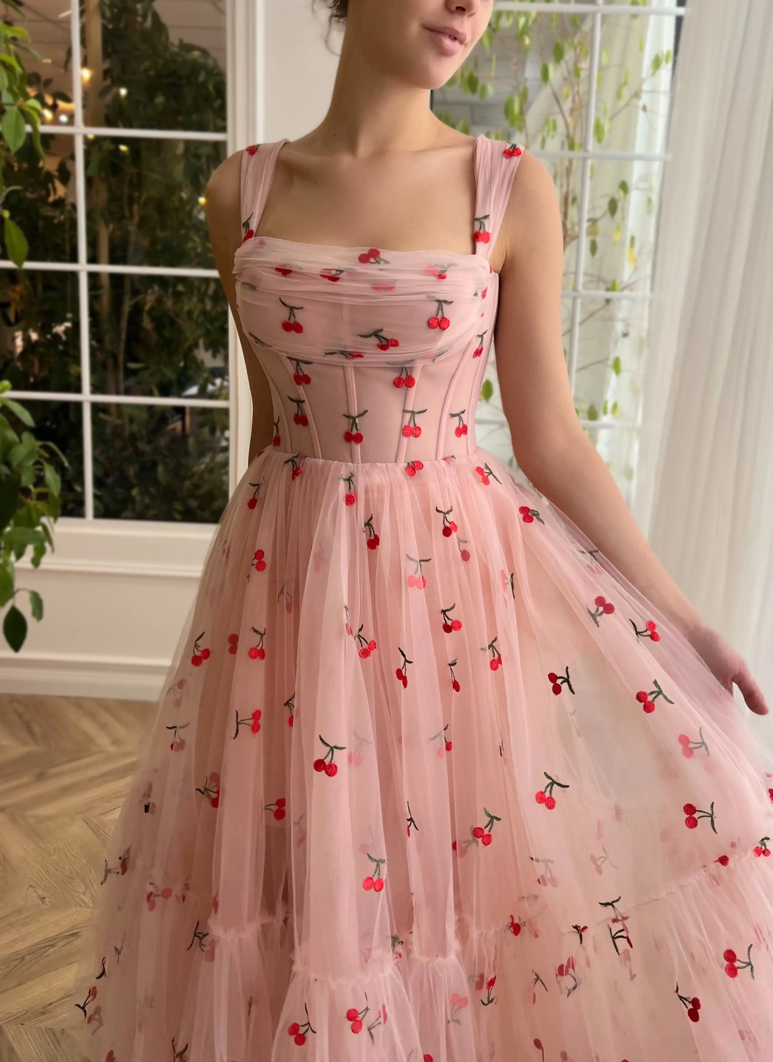 Tulle Spaghetti Straps A-line Homecoming Dress With Cherry Appliques Square Collar Pleats Tea-Length Prom Dress Teen Formal Gown