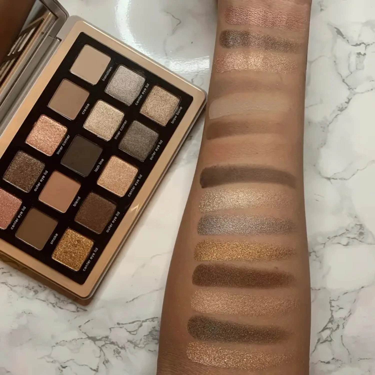 Verbeter uw schoonheidsroutine met dit verbluffende, levendige, matte en glanzende glitter oogschaduwpalet met zeer gepigmenteerde 1