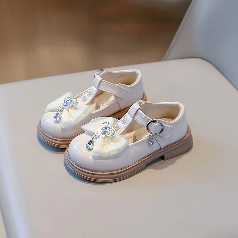 

2025 Autumn New Girls Leather Shoes T-strap Glossy Elegant for Kids with Pendant Children Flat Shoes Round Toes Soft Bottom