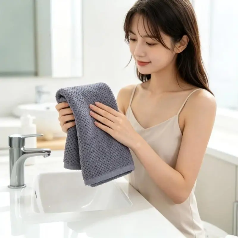 1Pcs 70X140cm Pineapple Lattice Bath Towel Coral Fleece Ultra Lightweight Breathable Quick Dry Soft Comfortable Beach Bathroom