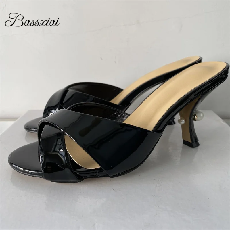 

Роскошные лакированные кожаные сандалии с перекрестными ремешками, женские летние сабо с бусинами и жемчугом на необычном каблуке с босоножками для девочек