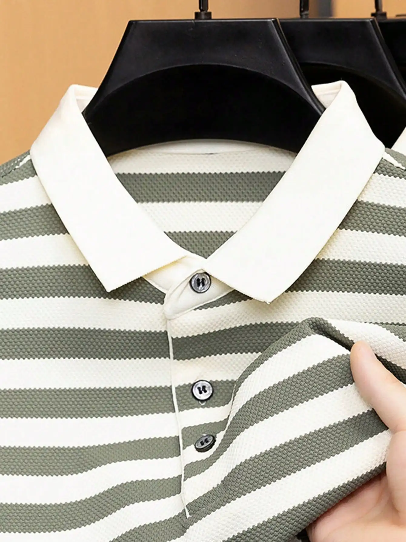 

Мужская трикотажная рубашка-поло в полоску оливкового и кремового цвета - повседневная, с коротким рукавом