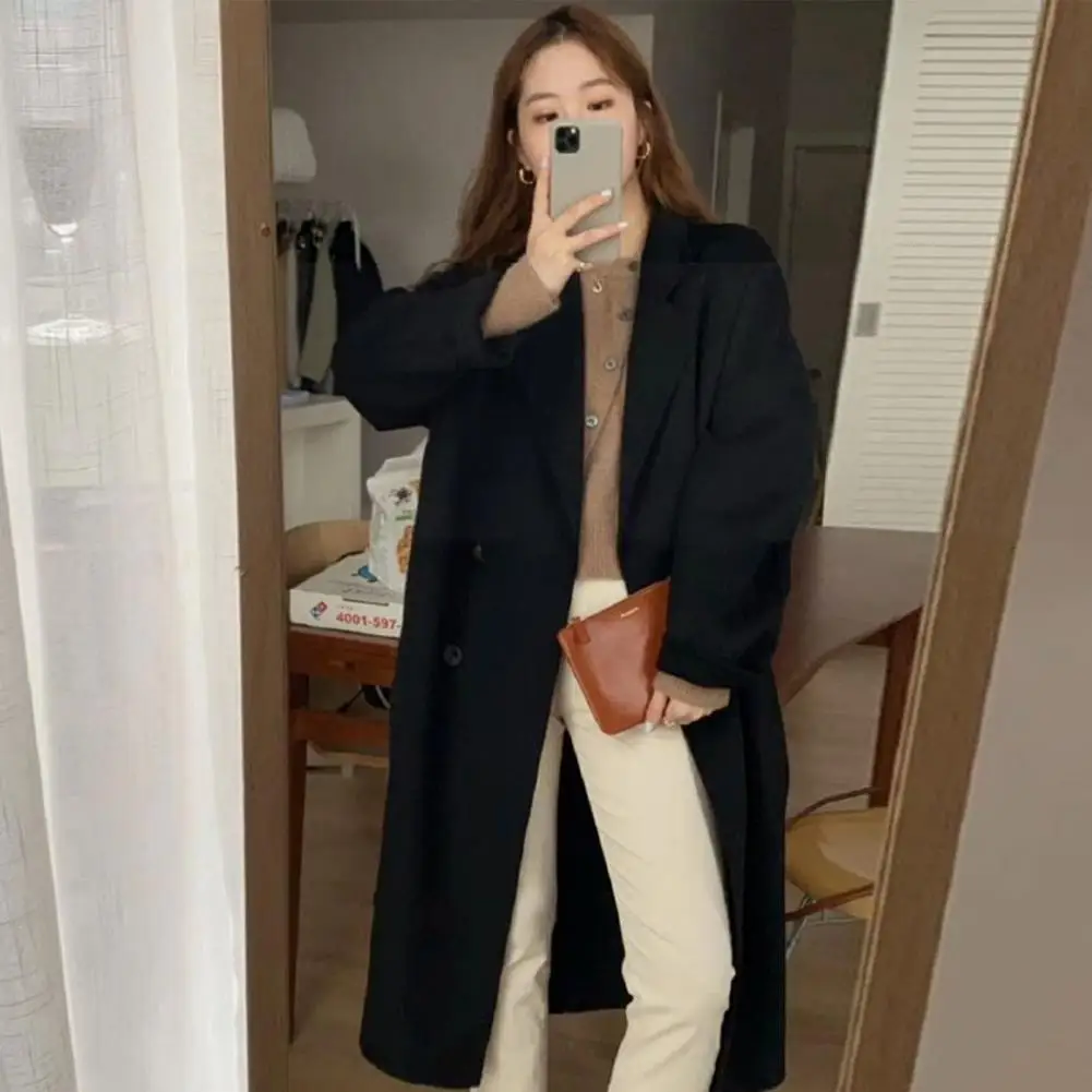 Свободное зимнее пальто. Стильное женское двубортное шерстяное пальто с отложным воротником. Свободный крой. Элегантное пальто средней длины для улицы.