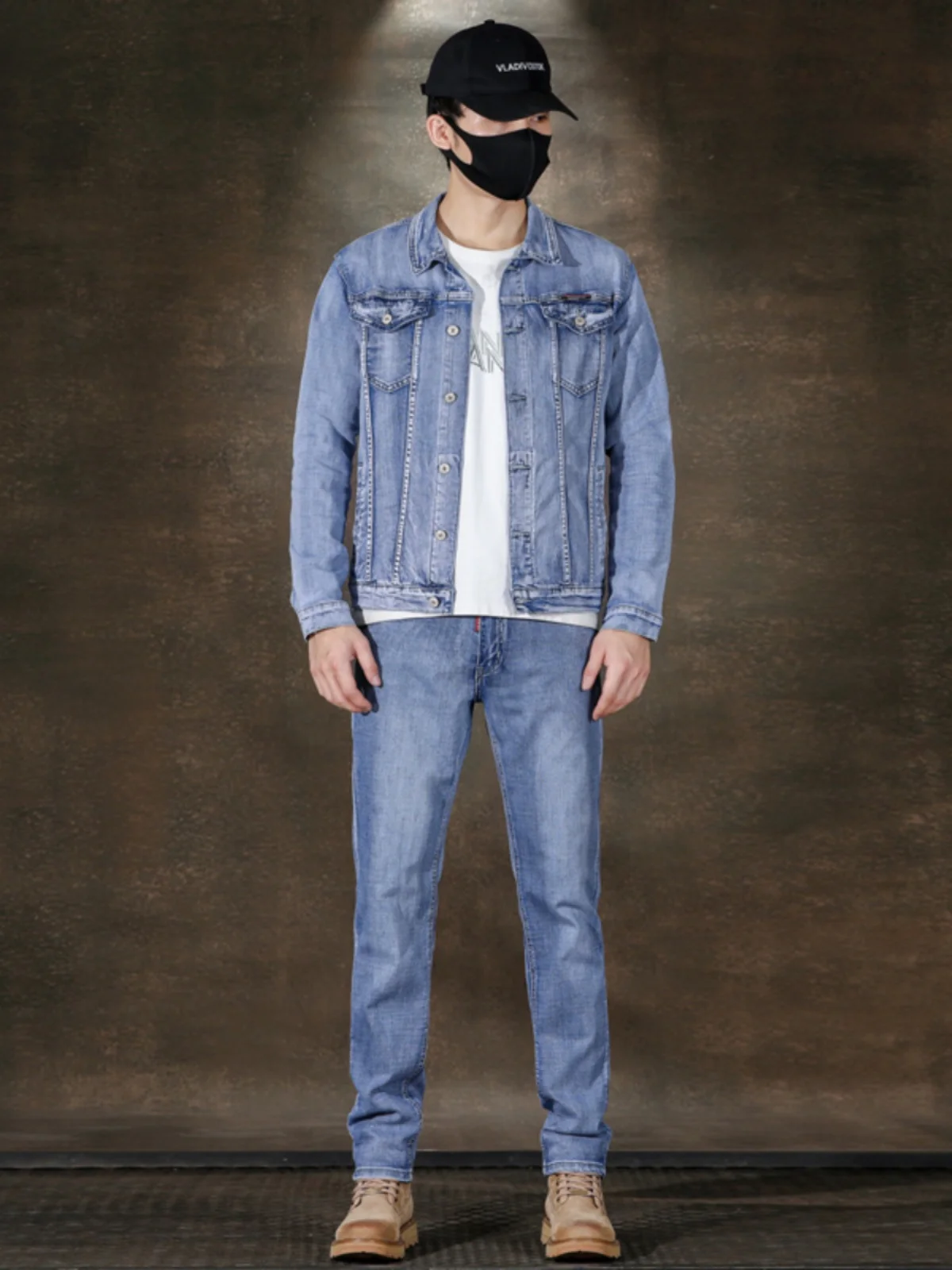 

Мужской джинсовый костюм Slim Fit: куртка и брюки. Модный весенне-осенний комплект. Повседневный, дышащий, молодежный стиль. Китайский бренд.