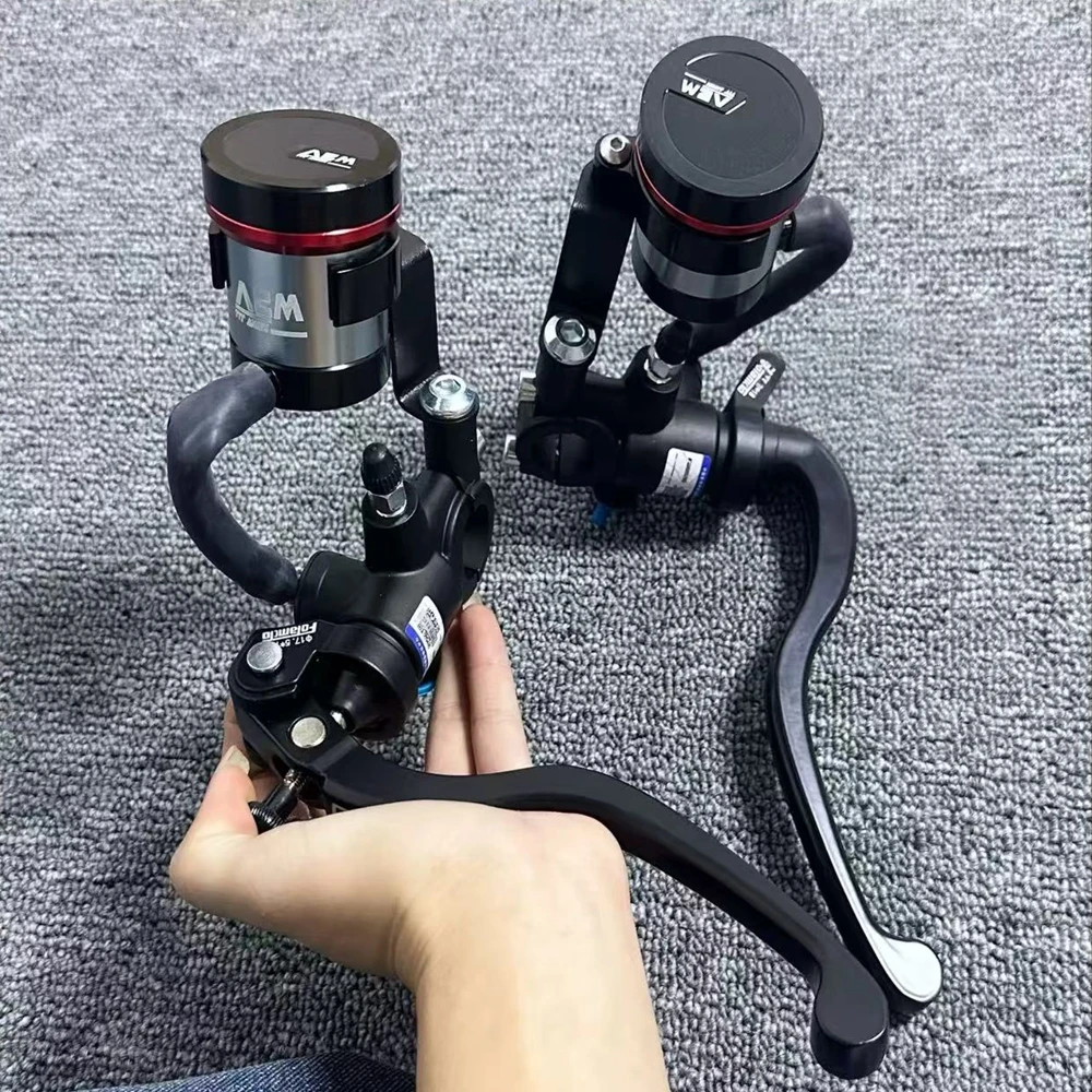 Π£Π½ΠΈΠ²Π΅ΡΡΠ°Π»ΡΠ½ΡΠΉ ΡΠΎΡΠΌΠΎΠ·Π½ΠΎΠΉ ΡΠΈΠ»ΠΈΠ½Π΄Ρ (Π½Π°ΡΠΎΡ) Ρ ΡΡΡΠ°Π³ΠΎΠΌ Π΄Π»Ρ ΠΌΠΎΡΠΎΡΠΈΠΊΠ»ΠΎΠ², 17,5 ΠΌΠΌ, ΡΠ°Π΄ΠΈΠ°Π»ΡΠ½ΡΠΉ, 7/8 Π΄ΡΠΉΠΌΠ° (22 ΠΌΠΌ), Π΄Π»Ρ Yamaha, Kawasaki, Suzuki, Niu, Ninebot Π£Π½ΠΈΠ²Π΅ΡΡΠ°Π»ΡΠ½ΡΠΉ ΡΠΎΡΠΌΠΎΠ·Π½ΠΎΠΉ ΡΠΈΠ»ΠΈΠ½Π΄Ρ (Π½Π°ΡΠΎΡ) Ρ ΡΡΡΠ°Π³ΠΎΠΌ Π΄Π»Ρ ΠΌΠΎΡΠΎΡΠΈΠΊΠ»ΠΎΠ², 17,5 ΠΌΠΌ, ΡΠ°Π΄ΠΈΠ°Π»ΡΠ½ΡΠΉ, 7/8 Π΄ΡΠΉΠΌΠ° (22 ΠΌΠΌ), Π΄Π»Ρ Yamaha, Kawasaki, Suzuki, Niu, Ninebot