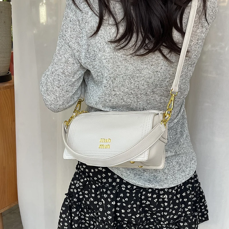 

Elegant Large Capacity Commuter Handbag for Business Women with Solid Color and Simple Fashionable Design
