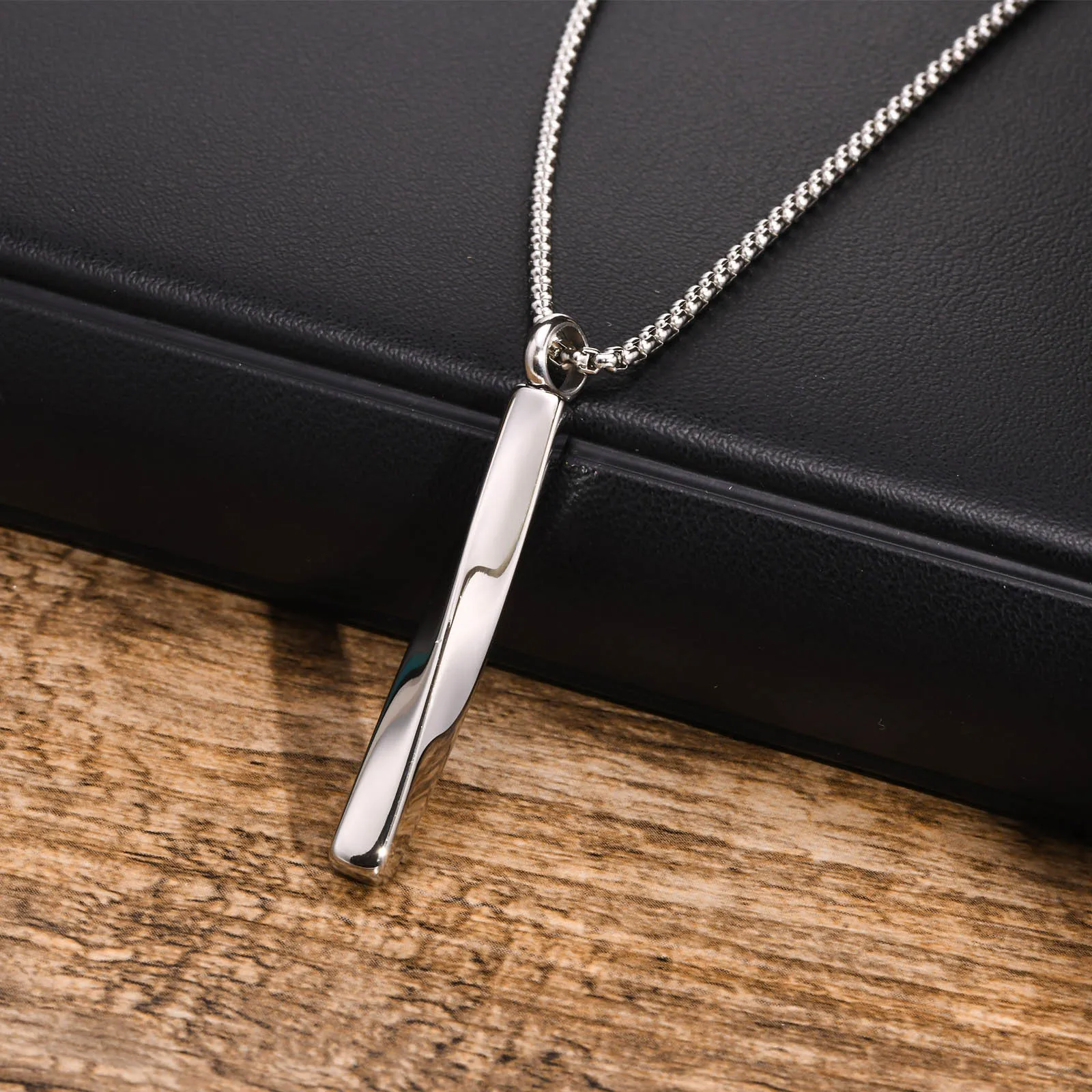Stilvolle Mobius Halsketten für Männer, Wasserdichte Edelstahl Twisted Vertikale Bar Anhänger Kragen Geschenke Schmuck, Kann Geöffnet Werden – Detail 4