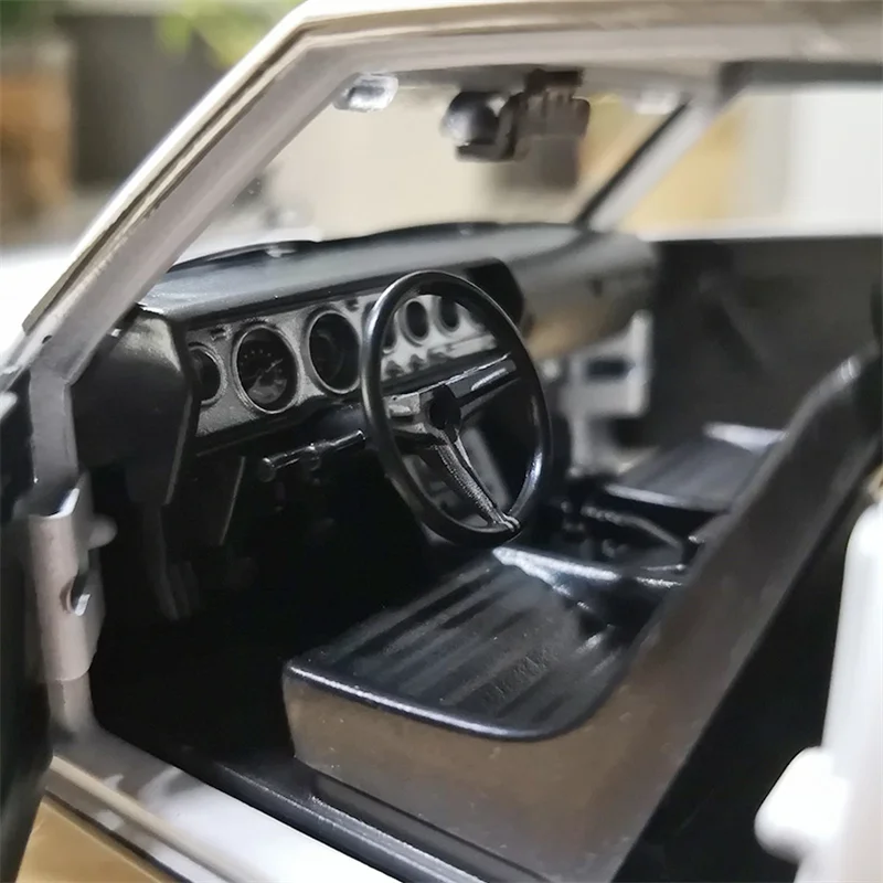 Maisto 1:24 1973 Nissan Skyline 2000 GT-R Legering Sportwagen Model Diecast Metal Racing Voertuig Auto Model Simulatie Kinderen Speelgoed gift