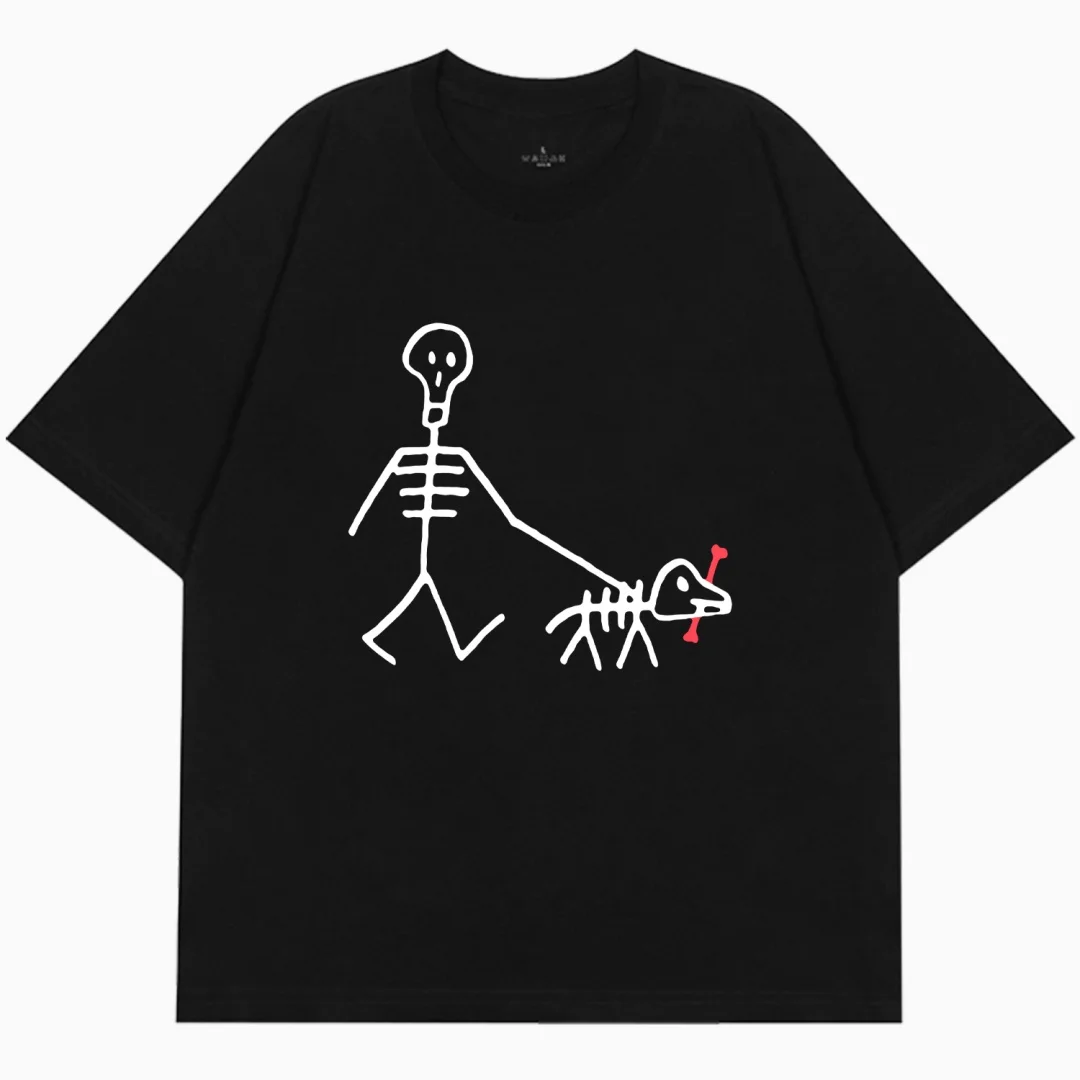 Uma camiseta com um padrão impresso de crânio andando um cachorro verão moda high-end versátil puro algodão masculino e feminino camiseta