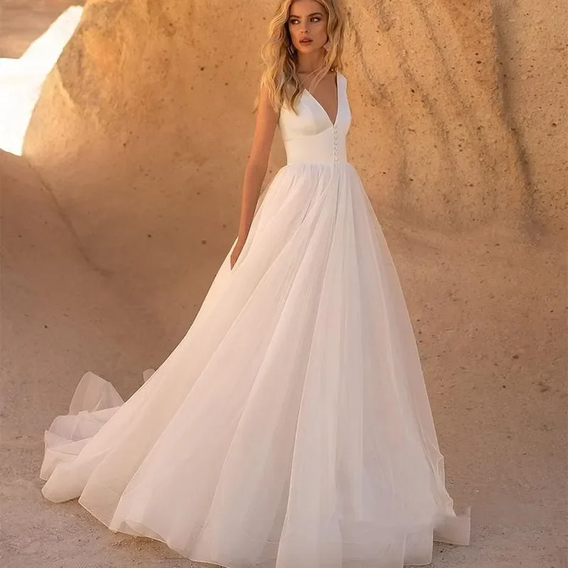 Simple V-Neck A Line Wedding Dresses Empire Waist With Bottons Sleeveless Long Tulle Bridal Dress Outdoor Bride Women Dress