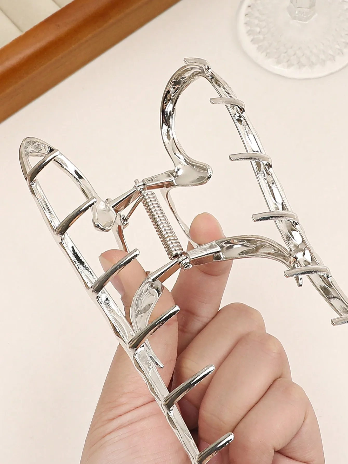1 Stück Splitter, elegantes Liebesdesign, Haarspangen, Ornament, Herz, goldene Haarklammer, großer, rutschfester Haarschmuck für Frauen – Detail 4