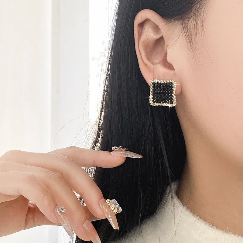 Anting-anting kancing persegi minimalis untuk wanita/pria anting pasangan serbaguna mode batu CZ rata mikro perhiasan tren