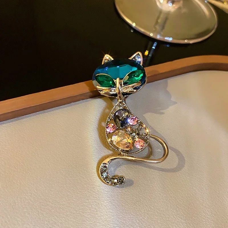 2024 Korean Rhinestone Cat Pendant Brooches For Women Gold Color Alloy Animal Pins Fashion Crystal Corsage Everyday Accessories